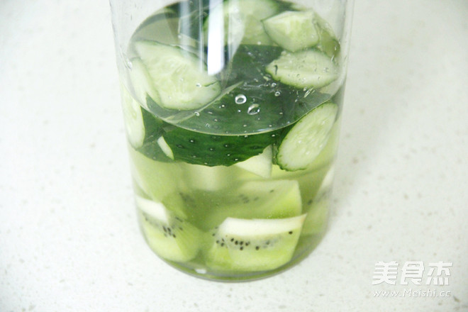 Detox and Slimming Cucumber Kiwi Juice recipe