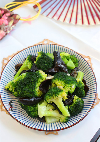 Fried Broccoli with Fungus recipe