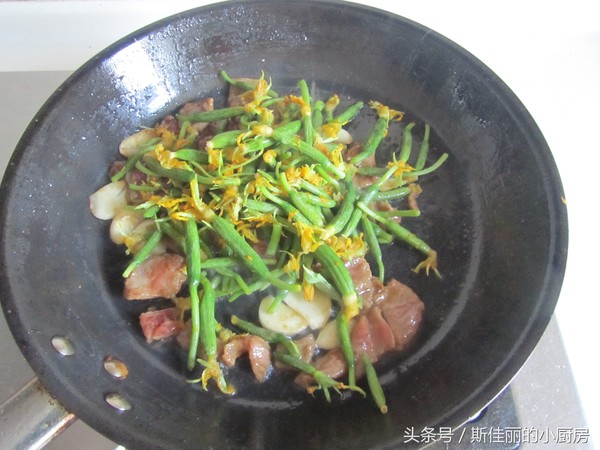 Stir-fried Beef with Cucumber Flower recipe