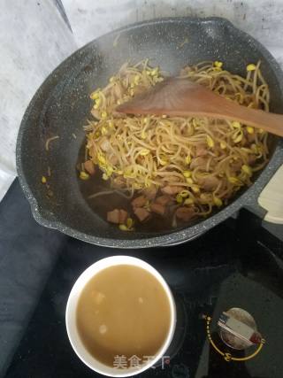 Fried Noodles with Soy Sprouts and Pork recipe