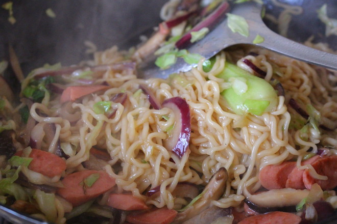 Fried Instant Noodles with Ham#中卓牛骨汤面# recipe