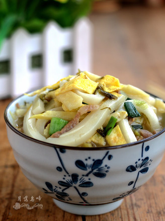 Stir-fried Rice Cake with Winter Bamboo Shoots and Pickled Vegetables
