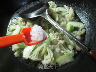 Loofah and Cauliflower Soup with Minced Meat recipe