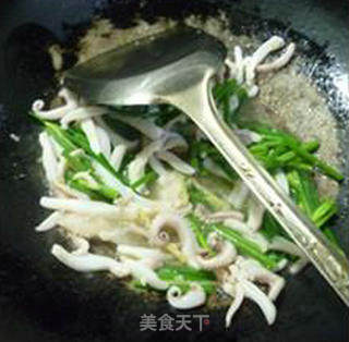 Fried Noodles with Chives and Fresh Squid recipe