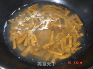 Stir-fried Dried Bamboo Shoots with Double Pepper recipe