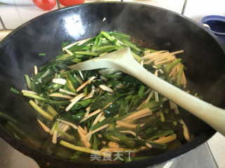 Stir-fried Shredded Bamboo Shoots with Leek recipe