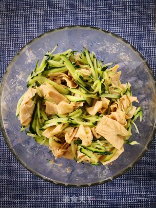 Sweet and Sour Delicacies-cold Oily Tofu Skin Cucumber recipe