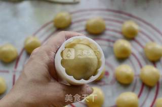 Mooncake with Lotus Seed Paste and Egg Yolk recipe