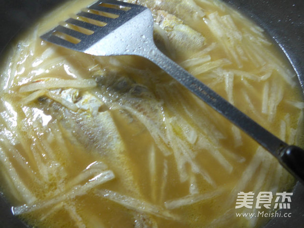 Yellow Croaker Soup with Shredded Radish recipe