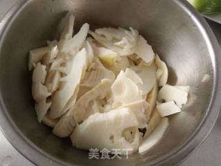Stir-fried Isinglass with Spring Bamboo Shoots and Lettuce recipe