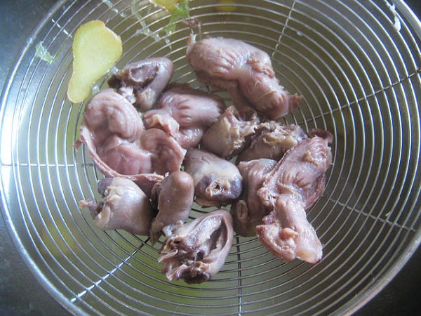 White Jade Mushroom Mixed with Chicken Offal recipe