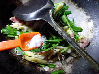 Stir-fried Bamboo Shoot Tips with Chives and Bacon recipe