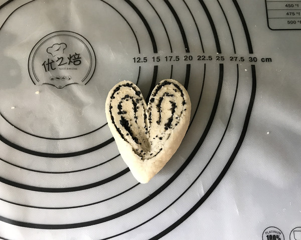 Heart-shaped Black Sesame Flower Roll recipe