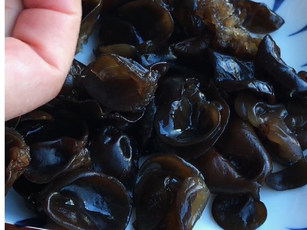 Crispy, Refreshing, Nutritious Scrambled Eggs with Green Pepper and Fungus recipe