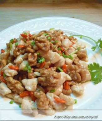 Stir-fried Diced Chicken with Walnut and Wolfberry recipe