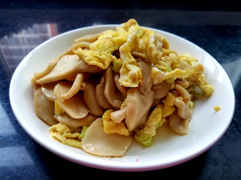 Fried Egg with Green Onion and Oyster Mushroom recipe