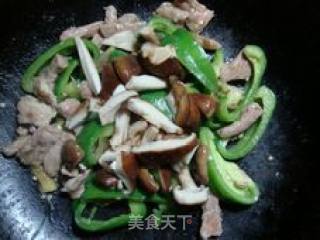 Stir-fried Pork with Mushrooms and Green Pepper recipe