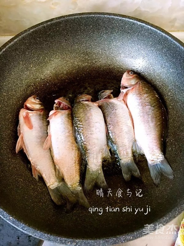 A Bowl of Delicious Crucian Carp Soup for Health in Spring! recipe