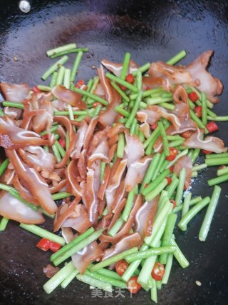 Stir-fried Pork Ears with Garlic Moss recipe