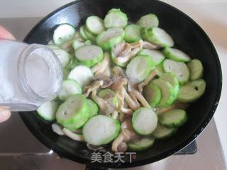 Fried Shimeji Mushroom with Loofah recipe