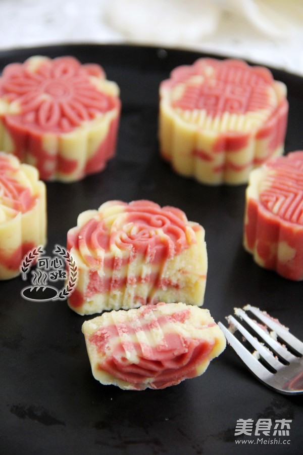 Stunning and Festive Red Yeast Two-color Mung Bean Cake recipe