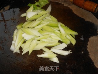 Stir-fried Dongfeng Conch with Celery recipe