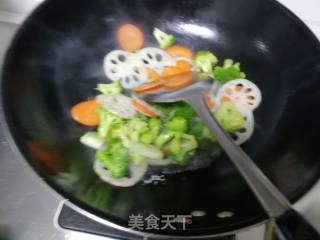 Broccoli Stir-fried Carrot and Lotus Root recipe