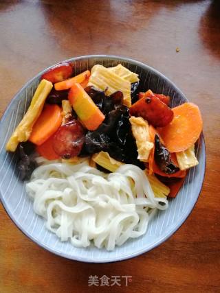 Stir-fried Yuba and Fungus Cover Noodles with Sausage recipe