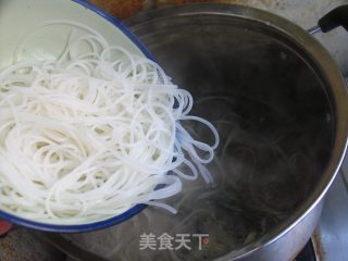 For You Who Can’t Eat Spicy Food-three Fresh Rice Noodles with Fast Hand Mushroom Soup recipe