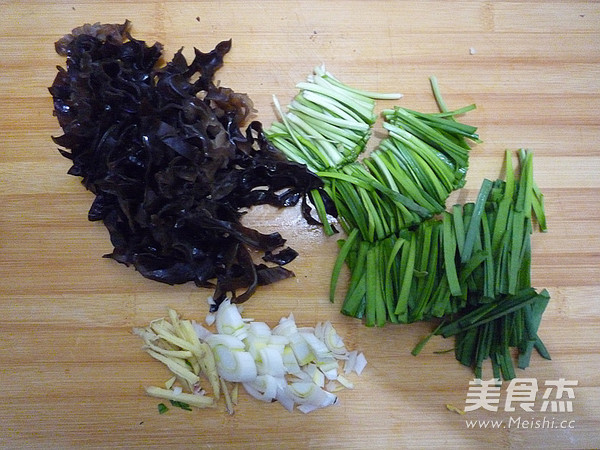 Stir-fried Pork with Leek and Fungus recipe