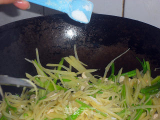 Fresh and Small Stir-fried Potato Shreds recipe