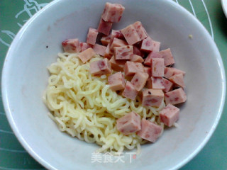 Instant Noodles with Luncheon Meat in Green Sauce recipe