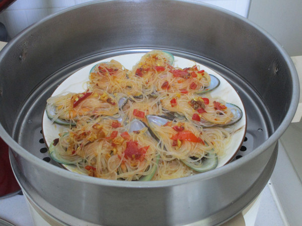 Steamed Mussels with Garlic Vermicelli recipe