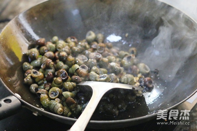 Stir-fried Escargot with Garlic and Tempeh recipe