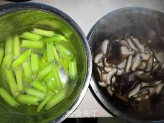 Stir-fried Celery with Shiitake Mushrooms recipe
