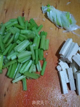 Stir-fried Tofu with Parsley recipe