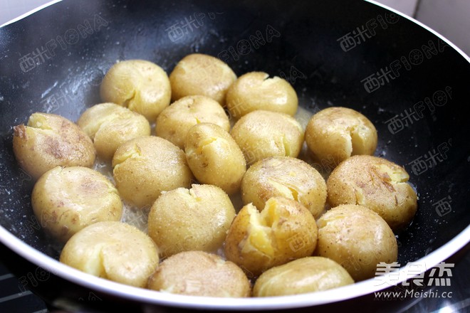 Salt and Pepper Potatoes with Gravy recipe