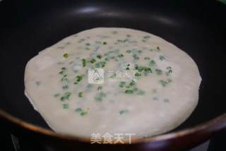 Skillfully Use Dumpling Wrappers to Make Scallion Pancakes recipe