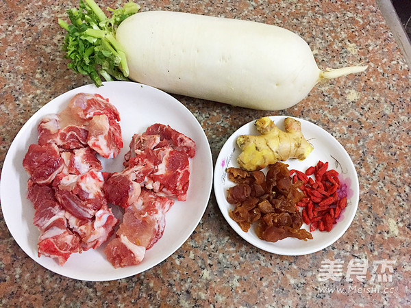 Stewed Pork Bone Soup with Longan and Radish recipe