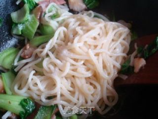 A Bowl of Noodles with Enough Nutrition-fried Noodles with Mushrooms and Bacon recipe