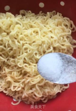 Instant Noodles Ham and Egg Rolls recipe