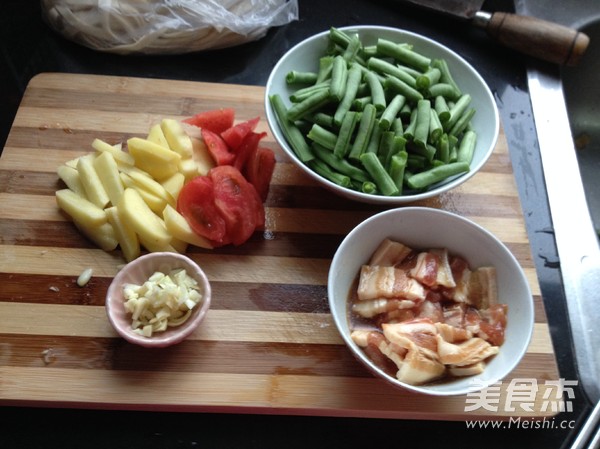 Braised Noodles with Beans and Potatoes recipe