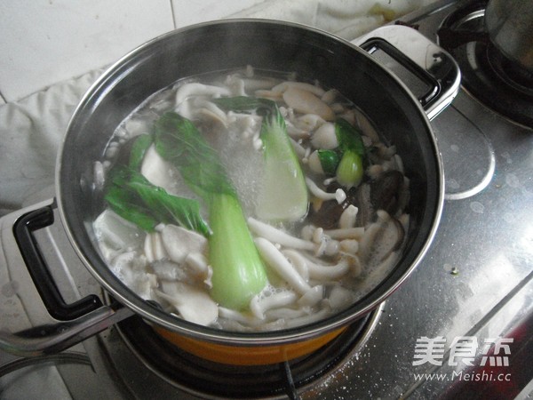 Mushroom Hot Pot in Thick Soup recipe