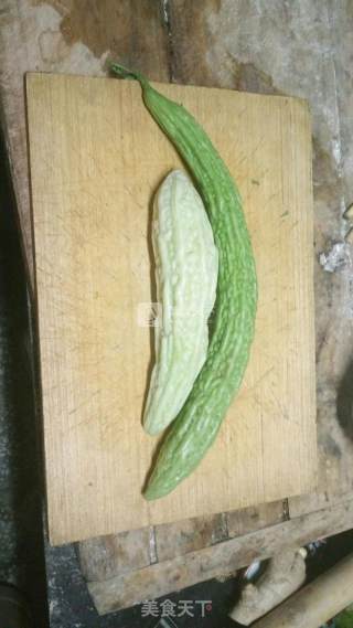 Stir-fried Bitter Gourd with Green Peppers recipe