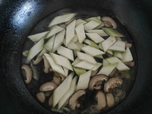 Mushroom Loofah Soup recipe
