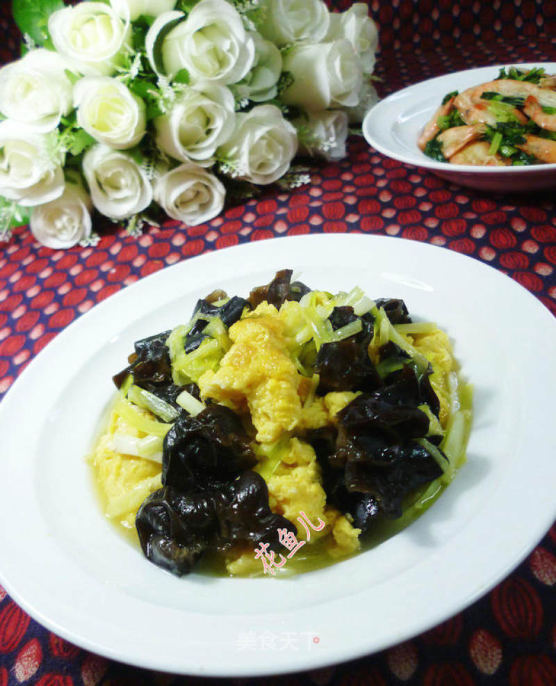 Scrambled Eggs with Leek Sprouts and Black Fungus recipe
