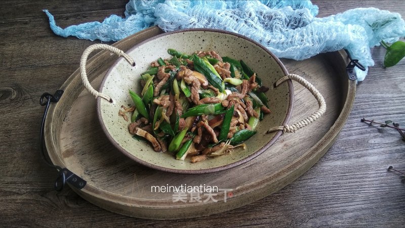 Stir-fried Shredded Pork with Garlic Sprouts recipe