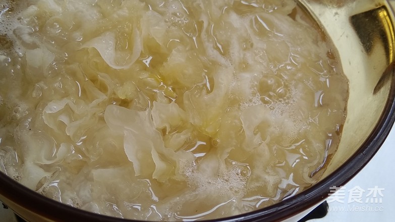 Fresh Tremella Fruit Soup recipe