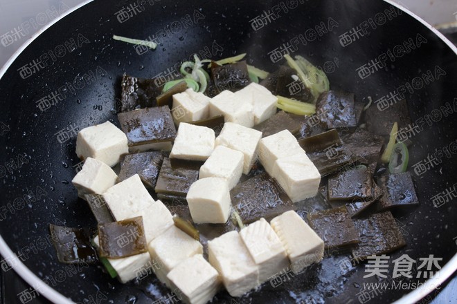 Stewed Seaweed with Clams and Tofu recipe