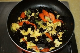 Scrambled Eggs with Fungus recipe